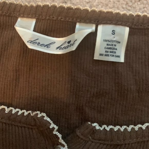 Derek Heart brown short sleeve scoop neck top button down - Picture 3 of 3